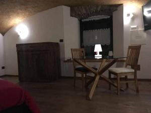 ein Esszimmer mit einem Tisch und zwei Stühlen in der Unterkunft Lo Bòi Avise in Avise