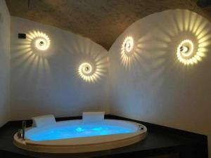ein Badezimmer mit Badewanne und Wandbeleuchtung in der Unterkunft Lo Bòi Avise in Avise + 22 Fotos