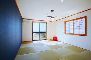 an empty room with a large window and a room with a view at HOJO Brewing & Stays in Hōjō