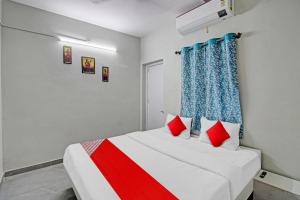 a bedroom with a bed with red and blue curtains at Hotel O Moonlight Inn in Nagpur +15 photos
