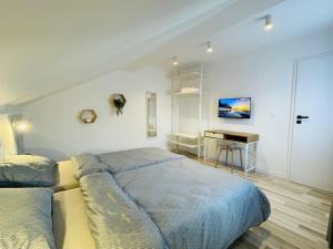 a bedroom with a bed and a desk in it at Vila Morariu in Bistriţa