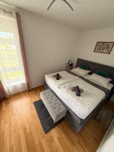 a bedroom with two beds and a window at Apartman Nebo Moderan smještaj, 5G Internet, Parking, Pogled i Besplatne ulaznice za Mini Zoo in Ðurđevac