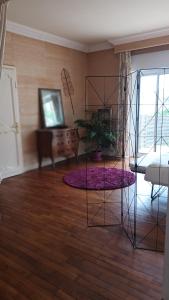 a living room with a room with a table and a floor at La vie en couleur in Clohars-Carnoët