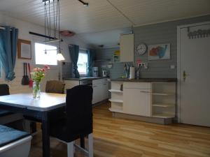 a kitchen and dining room with a table in a room at Ferienhaus Frehmeyer - Urlaub auf dem Bauernhof im gemütlichen Ferienhaus in Lindewitt