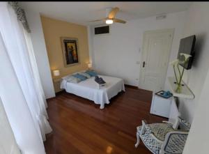 a bedroom with a bed and a tv in a room at Casa Magua Melide in Melide +4 photos