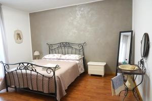a bedroom with a bed and a mirror at La CASA DI OLIVER in Pian Camuno