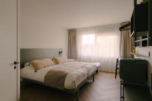 a bedroom with a large bed with a window at Boutique Hotel Herbergh Amsterdam Airport FREE PARKING in Badhoevedorp +71 photos