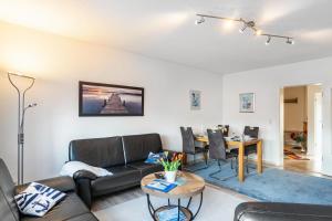 a living room with a couch and a table at Südstadtquartier 108 in Wilhelmshaven