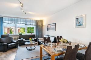a living room with a table and a dining room at Südstadtquartier 108 in Wilhelmshaven