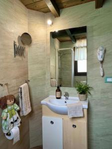 a bathroom with a sink and a mirror at Casavacanze Salento Spani in Veglie