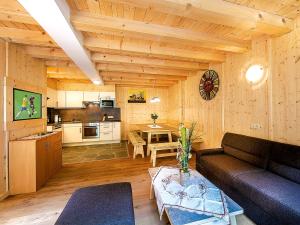 トゥクスにあるChalet mit Sauna in Tux - A 246.002-05のリビングルーム(ソファ、テーブル付)