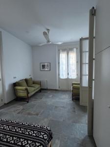 a living room with a couch and a table at El balcó de la plaça de la font in Tarragona