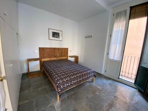 a room with a bench in the corner of a room at El balcó de la plaça de la font in Tarragona