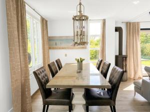 a dining room with a table and chairs at Villa Relax Ooghduyne - Dünen Golf und Spa bei Beach & more in Julianadorp