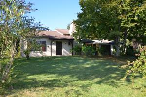 a house with a yard with a large lawn at Maison Lavande in Sousceyrac