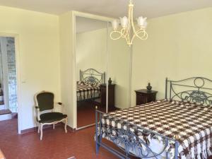 ラ・シオタにあるVilla Eriaのベッドルーム1室(ベッド1台、鏡、椅子付)