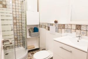 ブダペストにあるAll In Apartman III.のバスルーム(トイレ、洗面台、シャワー付)