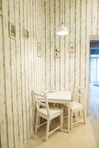 ブダペストにあるAll In Apartman III.のダイニングルーム(テーブル、椅子2脚付)