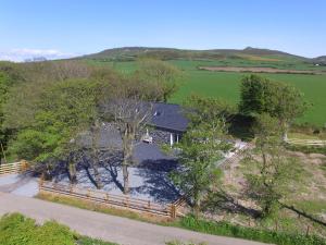 una vista aérea de una casa con una valla en Melin Llŷn, en Aberdaron