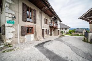 an empty street next to a building at Cosy House in Sillingy