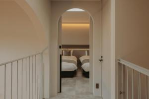 an archway leading to two beds in a bedroom at REQUIES first bloom in Kawazu