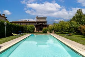 a swimming pool in the yard of a house at Casale Tiziano by PosarelliVillas in Citerna
