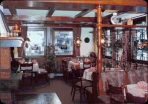 une salle à manger avec des tables et des chaises dans un restaurant dans l'établissement Landhotel Combecher, à Neukirchen
