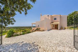 a villa with a gate in front of a house at Casa Campo in Loulé