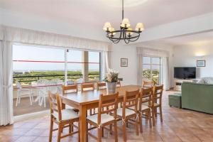 a dining room with a table and chairs at Casa Campo in Loulé