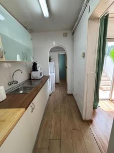 a kitchen with a sink and a refrigerator at Vilasardemarlux2 in Vilassar de Mar