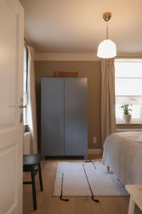 a bedroom with a bed and a cabinet and a window at JETHON Appartement am Wasserturm 2 in Nienburg