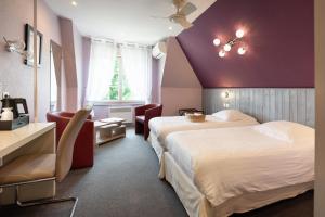 a hotel room with two beds and a purple ceiling at Logis Hôtel Restaurant bistronomique La Vieille Auberge, in Souillac
