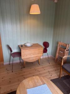 a room with a table and two chairs and a lamp at Nyt høsten på Toppen av Hafjell in Øyer +23 photos