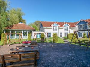 a house with a picnic table and a gazebo at Inselhotel Poel in Gollwitz