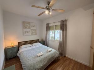 a bedroom with a bed and a ceiling fan at Vilasardemarlux2 in Vilassar de Mar