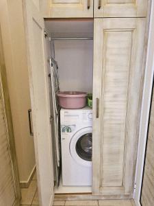 a washer and dryer in a small room at Amfitrion on the Town in Gythio