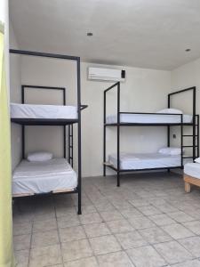 ein Zimmer mit drei Etagenbetten in der Unterkunft Bermejo Hostel LAP in La Paz