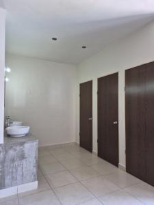 ein Badezimmer mit Waschbecken und Toilette in der Unterkunft Bermejo Hostel LAP in La Paz
