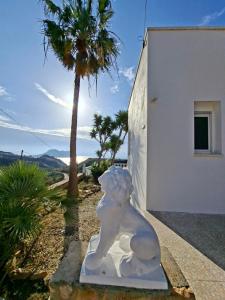 a statue of a polar bear sitting on a sidewalk at Casa Mar II in Águilas