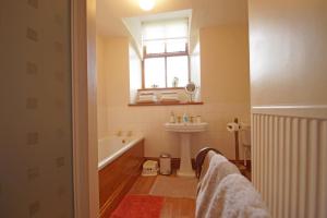 Koupelna v ubytování Maes Mared + 20 fotografií