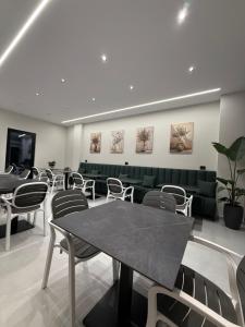 a waiting room with a table and chairs at Maison Apartments in Vlorë