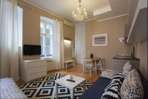 uma sala de estar com um sofá e uma mesa em Apartments Downtown em Zagreb