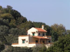 a house on the side of a hill at Stratos Villas in Kaloniktis