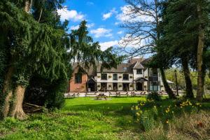 a large house in the middle of a yard at The Jacobean Hotel in Coventry