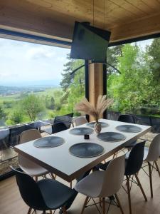 a dining room with a table and chairs at Dom z Widokiem na Tatry- Luxury Chalet in Klikuszowa