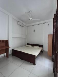 a bedroom with a bed in a room with a piano at Holiday Inn in Colombo