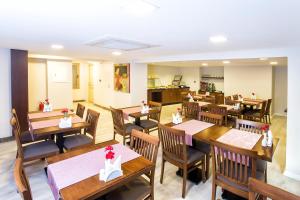 ein Esszimmer mit Holztischen und Stühlen in der Unterkunft Perla Arya Hotel in Izmir