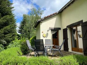 a table and chairs sitting outside of a house at Liabaquet Gîtes in Sarlande