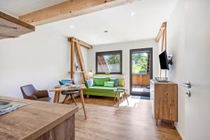 a kitchen and living room with a green couch at Oberling in Herbrechtingen
