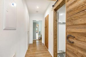 a hallway with a wooden door in a house at Oberling in Herbrechtingen